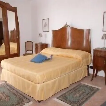 Donna Fausta أَجيرولا